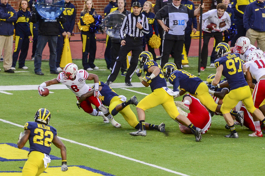 拜仁高层：南看台球迷燃放烟花破坏环境，欧足联肯定会做出处罚